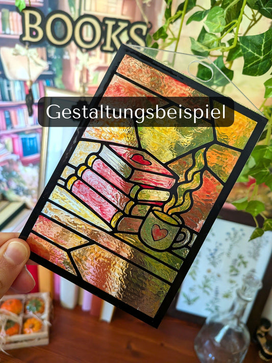 Gestaltungsbeispiel des DIY-Sonnenfängers „Booklove“ mit bunt ausgemalten Büchern, Tasse und Glasflächen in Rot-, Gelb- und Orangetönen