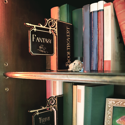 Handgefertigte Holz-Genreschilder für Fantasy-Bücher und Kriminalromane
