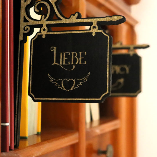 Handgefertigtes Holz-Genreschild für Fantasy-Bücher