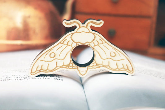 Buchseitenhalter Motte aus Holz mit Daumenring - Lesehilfe für entspanntes Lesen

