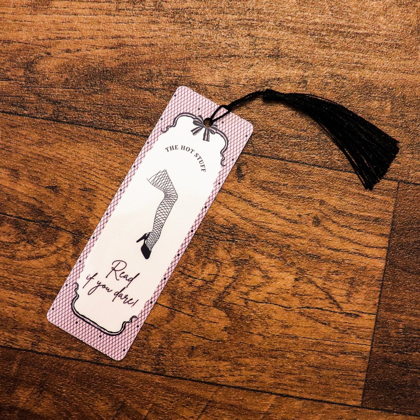 Spicy Lesezeichen Read if you dare - Detailansicht der handgemalten Illustration
