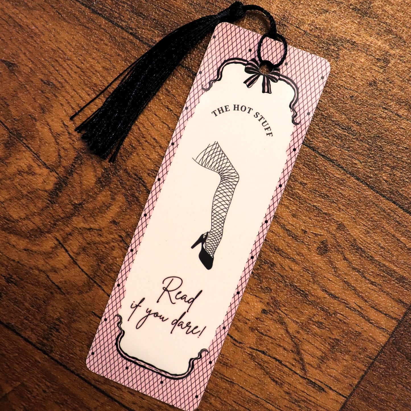 Read if you dare Lesezeichen - Netzstrumpf-Illustration im Pin-Up-Stil - Dark Romance Buchzubehör
