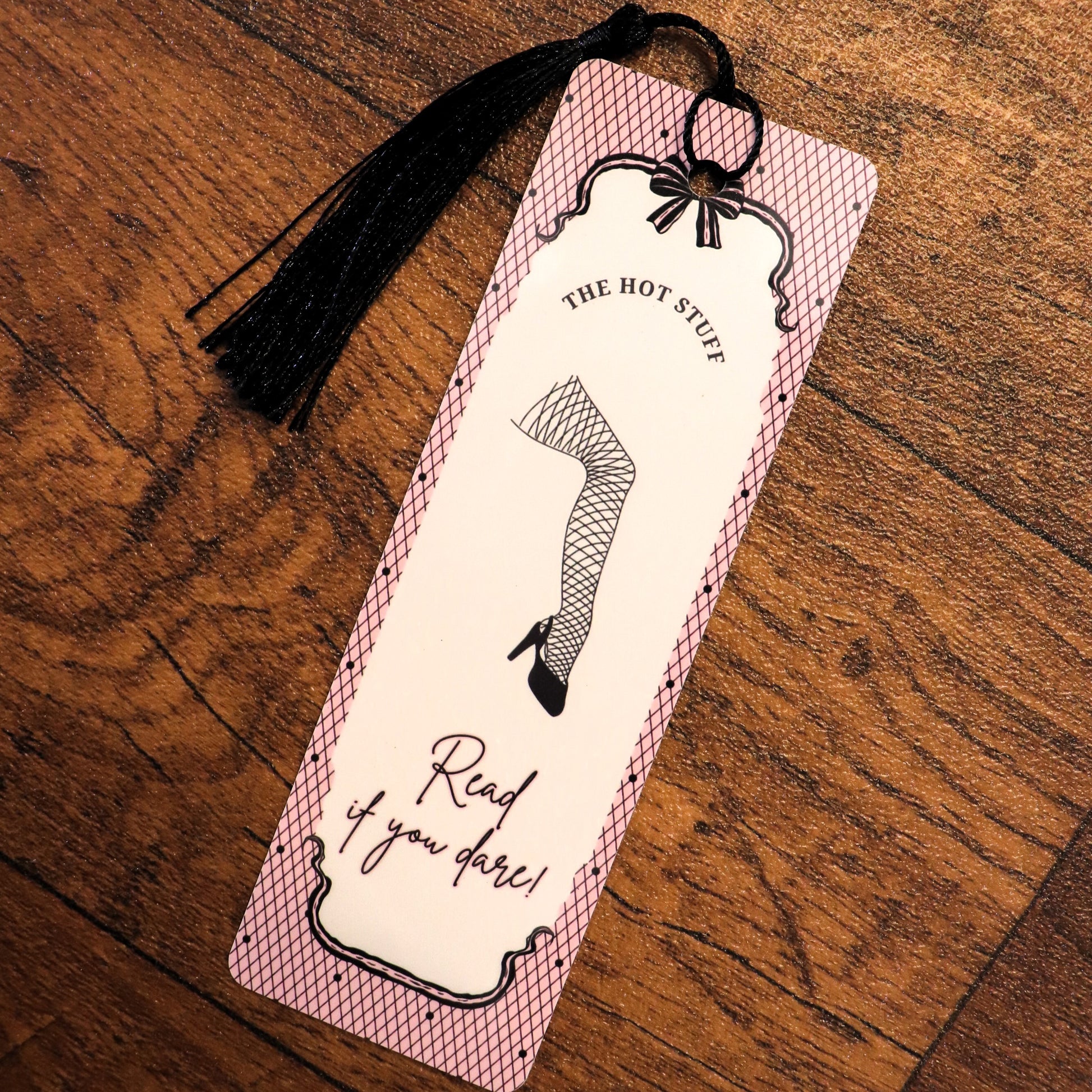 Read if you dare Lesezeichen - Netzstrumpf-Illustration im Pin-Up-Stil - Dark Romance Buchzubehör
