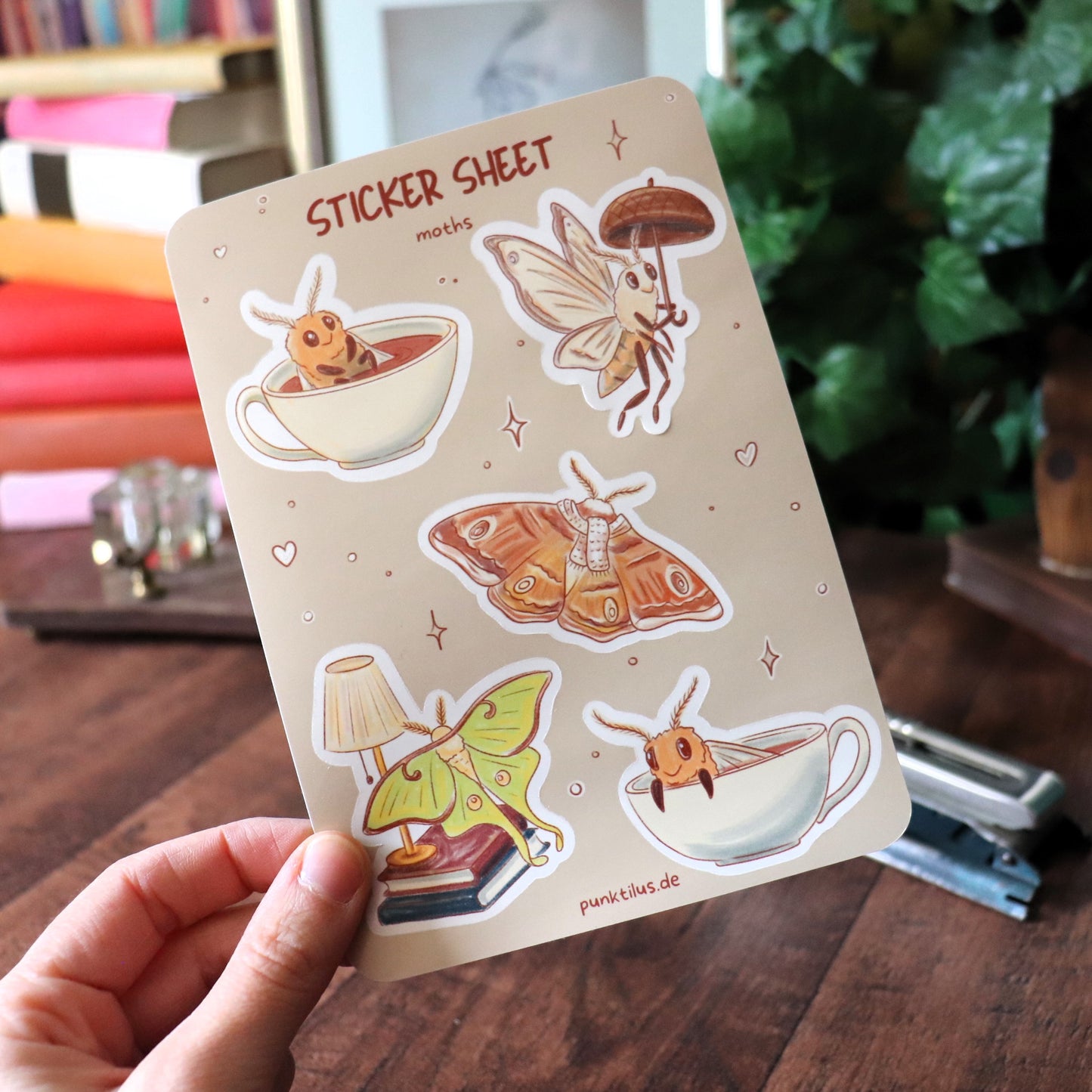 Moths Sticker Sheet - Nahaufnahme der detaillierten Motten-Illustrationen
