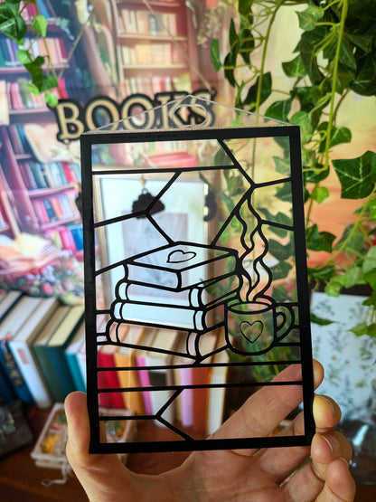 DIY-Sonnenfänger „Booklove“ mit schwarzer Vinyl-Kontur, drei gestapelten Büchern und einer dampfenden Tasse mit Herzmotiv, noch nicht ausgemalt