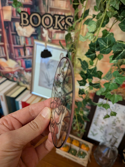 Seitliche Ansicht des transparenten DIY-Sonnenfängers mit Frosch Valentin, Aufhängeöse und schwarzen Motivkonturen.