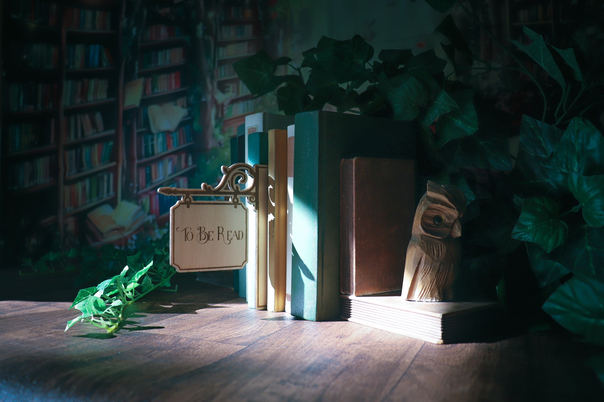 Graviertes Holzschild Taverne zwischen Büchern - Bücherregal Buchteiler
