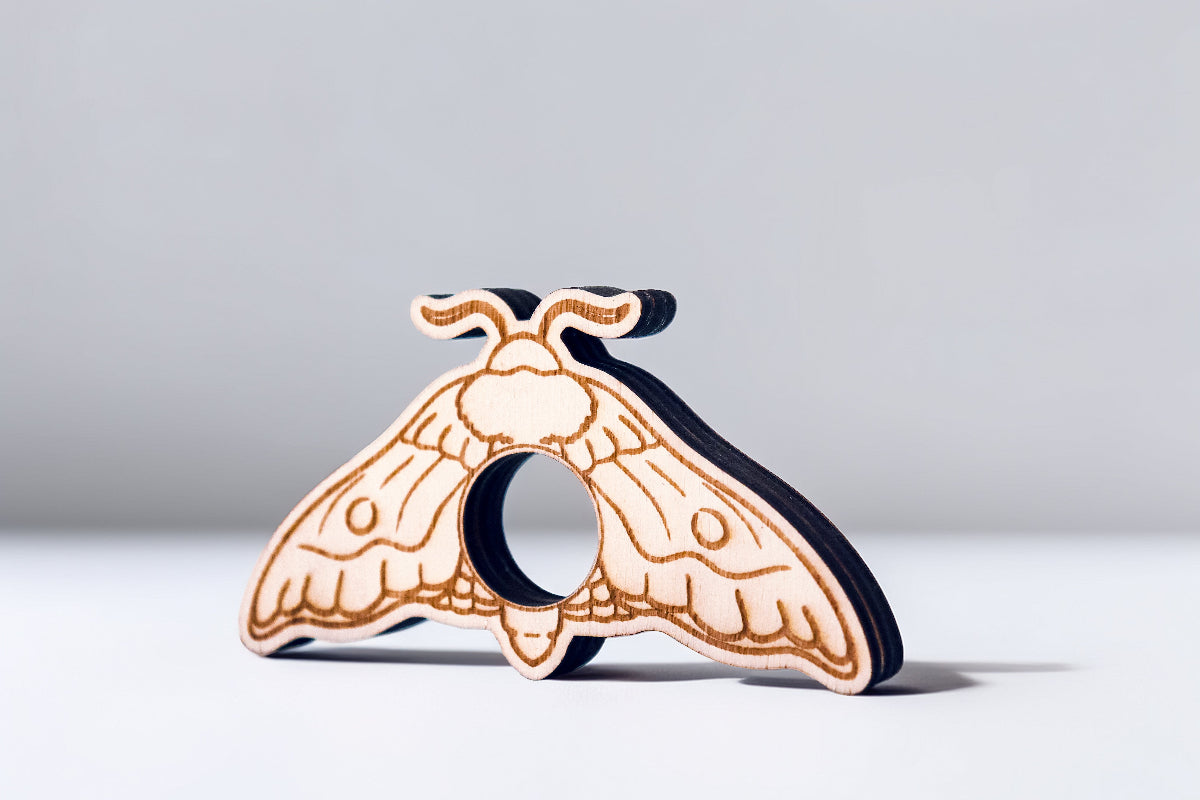 Buchseitenhalter Motte aus Holz - Detailansicht der Holzmaserung und Verarbeitung
