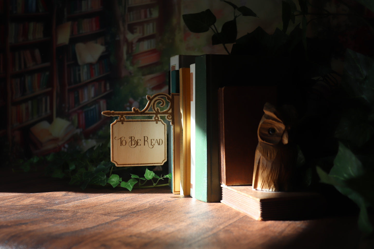 Holzschild zwischen Büchern auf dunklem Hintergrund mit Lichtstreif
