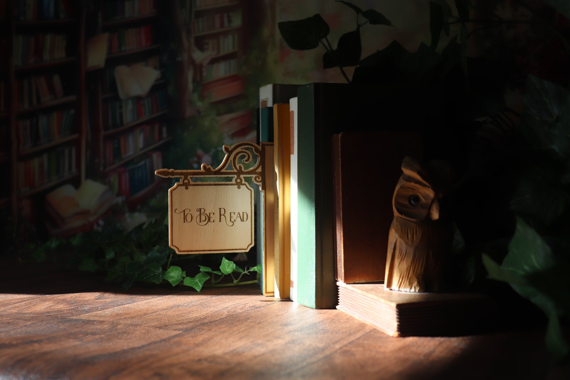 Holzschild zwischen Büchern auf dunklem Hintergrund mit Lichtstreif
