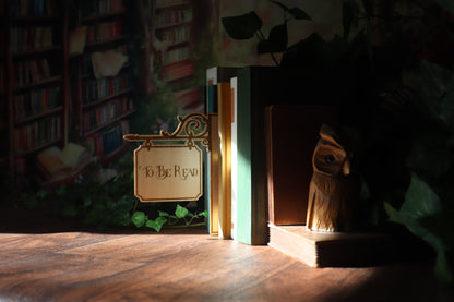 Holzschild zwischen Büchern auf dunklem Hintergrund mit Lichtstreif
