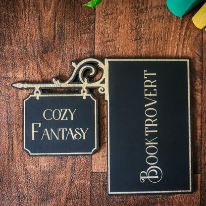 Bücherregal Genre-Schild Schwarz mit Gravur - 30+ Genre zur Auswahl
