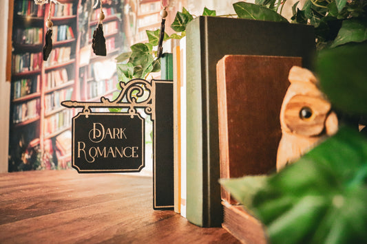 Bücherregal Genre-Schild Schwarz mit Gravur - 30+ Genre zur Auswahl