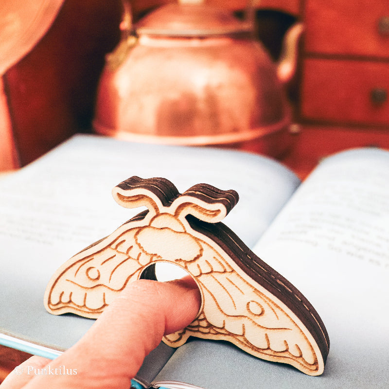 Holz-Buchhalter Motte in Verwendung - Handgefertigte Lesehilfe mit Daumenring
