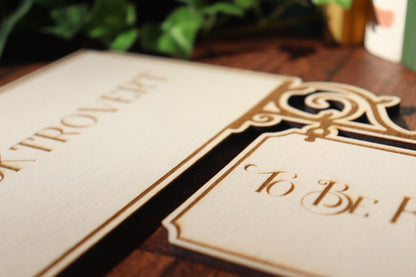 Nahaufnahme liegendes Holzschild - Holzmaserung und Gravur Detail
