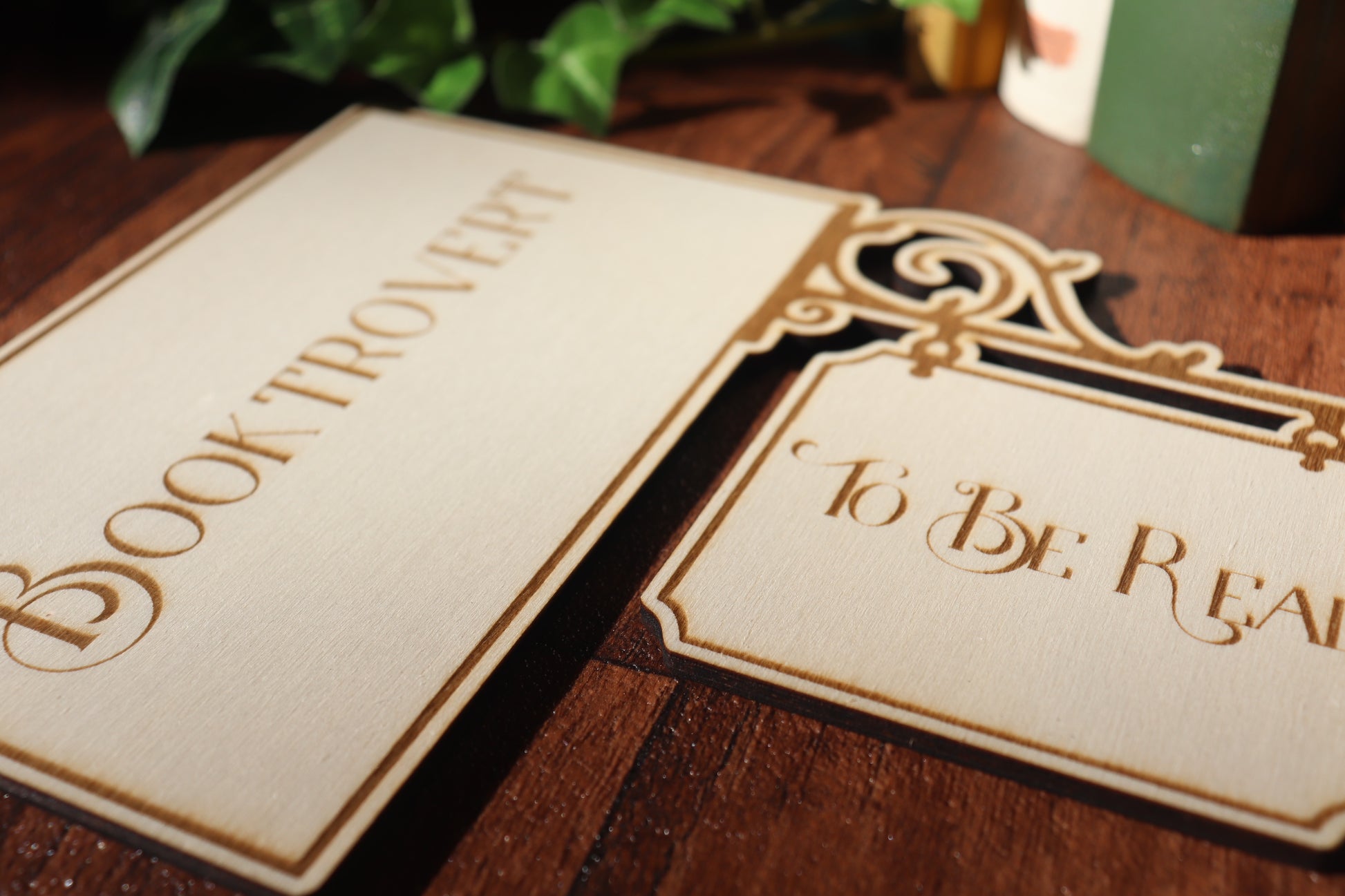 Nahaufnahme To Be Read Holzschild - Holzmaserung und Gravur Detail
