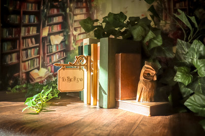 To Be Read Genre Schild zwischen Büchern - Bücherregal Organisation
