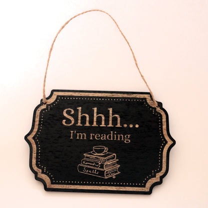 Vorderseite rustikales Holzschild Shhh i'm reding mit Gravur
